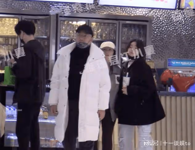 徐崢攜女兒看電影,陶虹打扮樸素認不出,徐小寶未遺傳父母高顏值