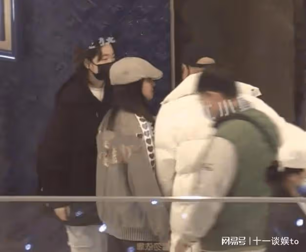 徐崢攜女兒看電影,陶虹打扮樸素認不出,徐小寶未遺傳父母高顏值