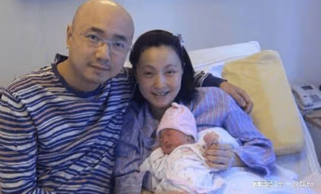 徐崢攜女兒看電影,陶虹打扮樸素認不出,徐小寶未遺傳父母高顏值