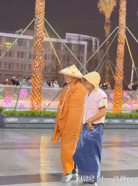 徐崢攜女兒看電影,陶虹打扮樸素認不出,徐小寶未遺傳父母高顏值