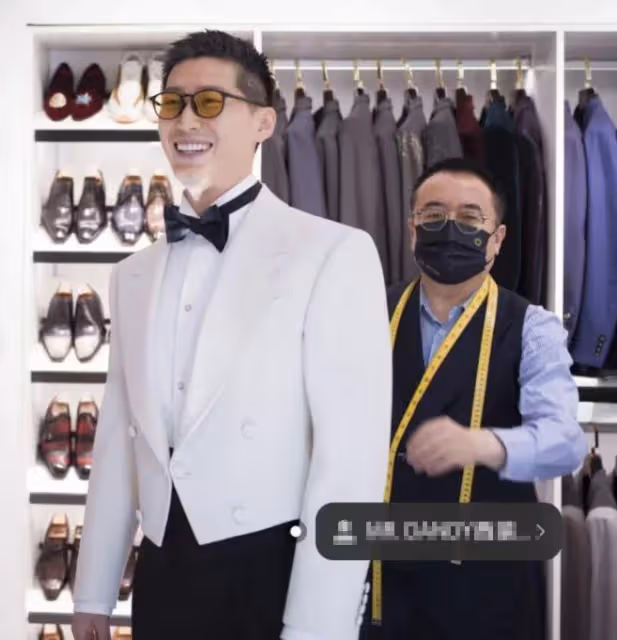 竇驍婚服遭吐槽,現場生圖被指像服務員,頭頂配飾酷似礦泉水桶