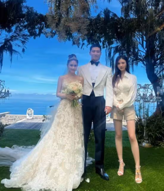 竇驍婚服遭吐槽,現場生圖被指像服務員,頭頂配飾酷似礦泉水桶