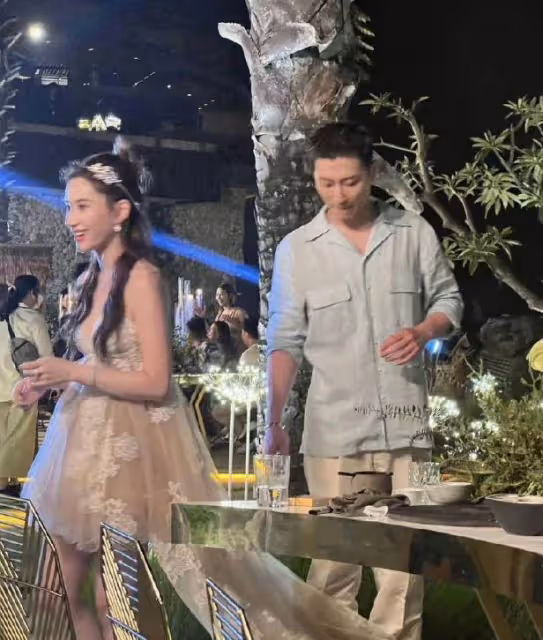 竇驍婚服遭吐槽,現場生圖被指像服務員,頭頂配飾酷似礦泉水桶