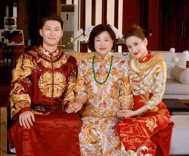 竇驍婚服遭吐槽,現場生圖被指像服務員,頭頂配飾酷似礦泉水桶