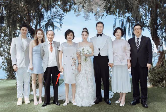 竇驍婚服遭吐槽,現場生圖被指像服務員,頭頂配飾酷似礦泉水桶