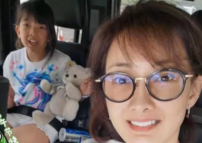 49歲牛莉疑回應整容,稱對不起大家,網友直呼認不出來
