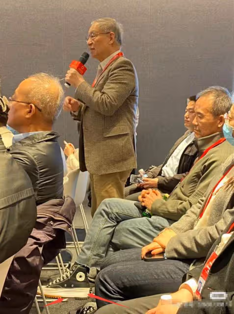 72歲王石參加企業家論壇,坐檯下無精打采,腳上增高鞋太搶鏡