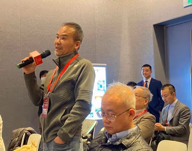 72歲王石參加企業家論壇,坐檯下無精打采,腳上增高鞋太搶鏡