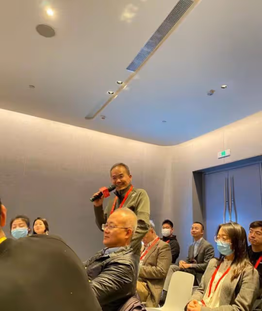 72歲王石參加企業家論壇,坐檯下無精打采,腳上增高鞋太搶鏡