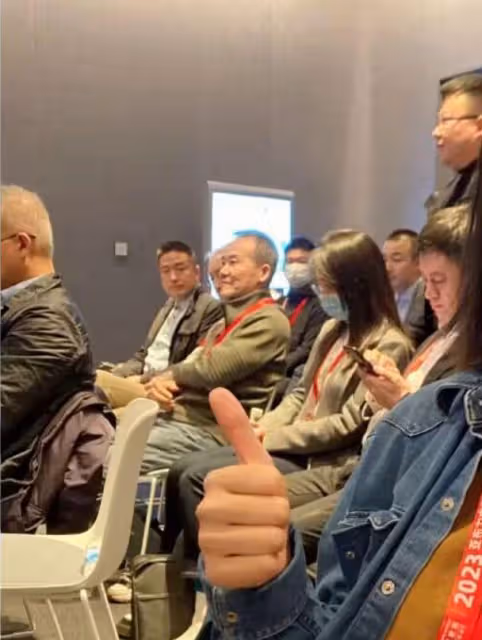 72歲王石參加企業家論壇,坐檯下無精打采,腳上增高鞋太搶鏡