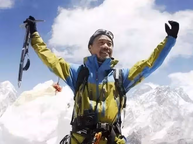 72歲王石參加企業家論壇,坐檯下無精打采,腳上增高鞋太搶鏡
