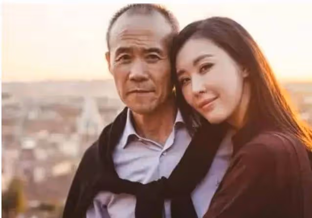 72歲王石參加企業家論壇,坐檯下無精打采,腳上增高鞋太搶鏡