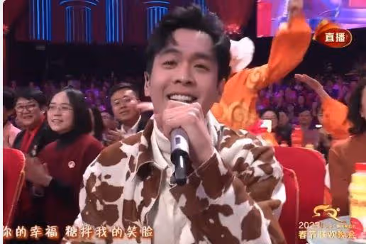 春晚出圈畫面,楊紫大衣火了,撒貝寧眼妝搶鏡,張若昀外套像雪糕