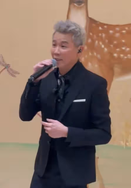 53歲陶喆近照曝光,面部浮腫模樣大變,滿頭白髮撞臉林瑞陽