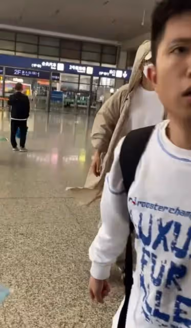 張傑夫婦助理怒打路人手機,眼神犀利態度凶,被扒是謝娜「表弟」