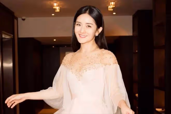 張傑夫婦助理怒打路人手機,眼神犀利態度凶,被扒是謝娜「表弟」