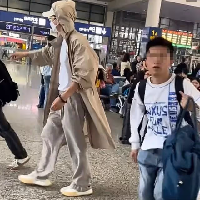 張傑夫婦助理怒打路人手機,眼神犀利態度凶,被扒是謝娜「表弟」