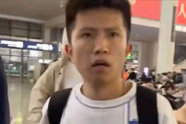 張傑夫婦助理怒打路人手機,眼神犀利態度凶,被扒是謝娜「表弟」