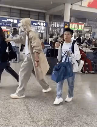 張傑夫婦助理怒打路人手機,眼神犀利態度凶,被扒是謝娜「表弟」