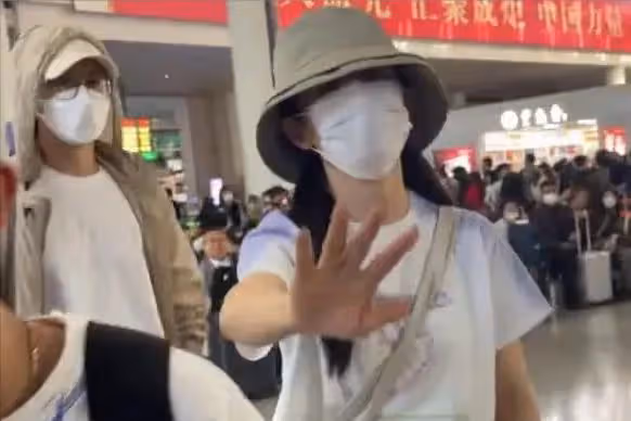 張傑夫婦助理怒打路人手機,眼神犀利態度凶,被扒是謝娜「表弟」