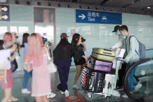 張傑夫婦助理怒打路人手機,眼神犀利態度凶,被扒是謝娜「表弟」