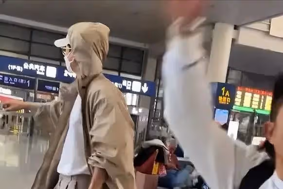 張傑夫婦助理怒打路人手機,眼神犀利態度凶,被扒是謝娜「表弟」