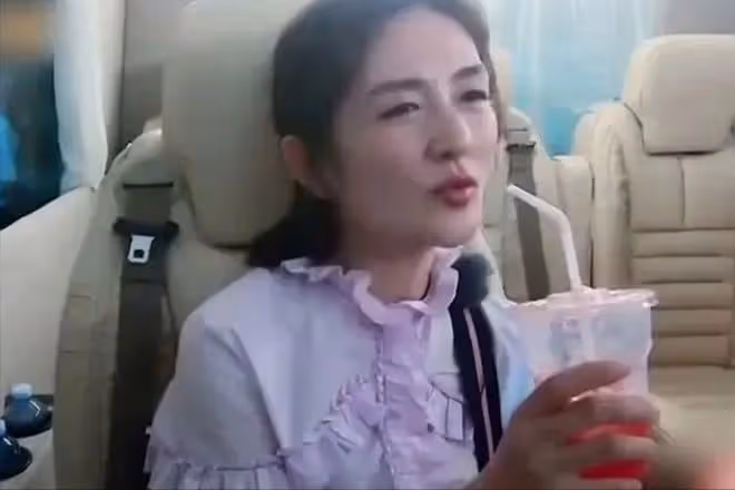 張傑夫婦助理怒打路人手機，眼神犀利態度凶，被扒是謝娜「表弟」