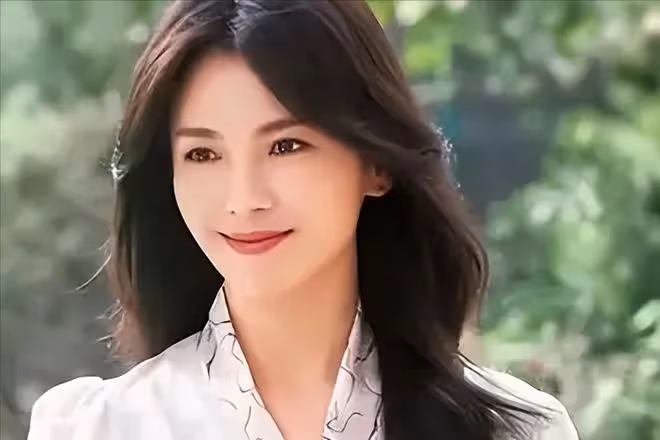 45歲劉濤被質疑整容,網友直呼認不出,像換了一張臉越活越年輕