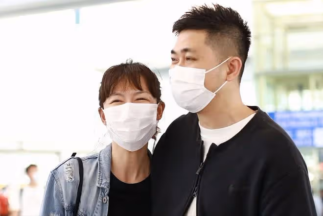 36歲嫁給自己經紀人,40歲懷孕生子,李艾:肥水不流外人田!