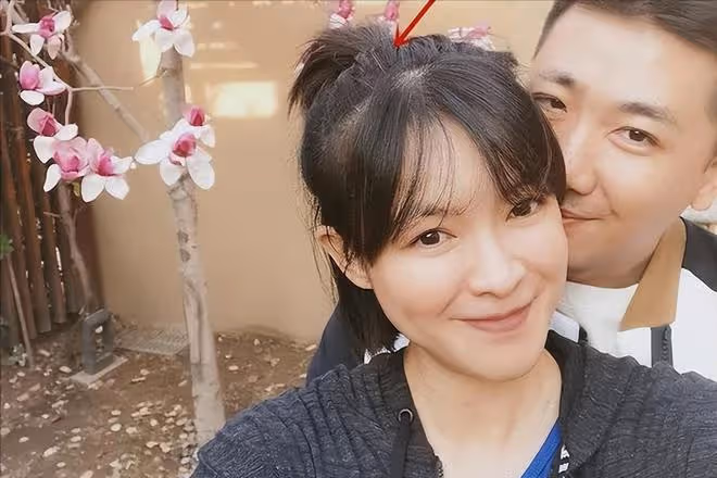 36歲嫁給自己經紀人,40歲懷孕生子,李艾:肥水不流外人田!