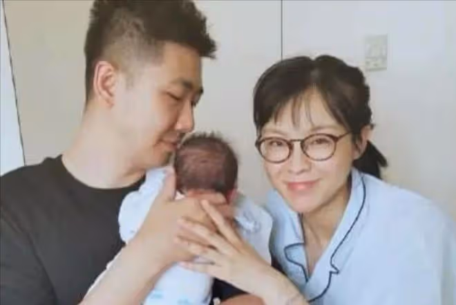 36歲嫁給自己經紀人,40歲懷孕生子,李艾:肥水不流外人田!