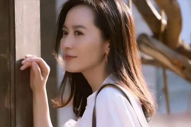 51歲俞飛鴻:沒結婚,但一直有固定伴侶,感謝竇文濤陪了我近20年