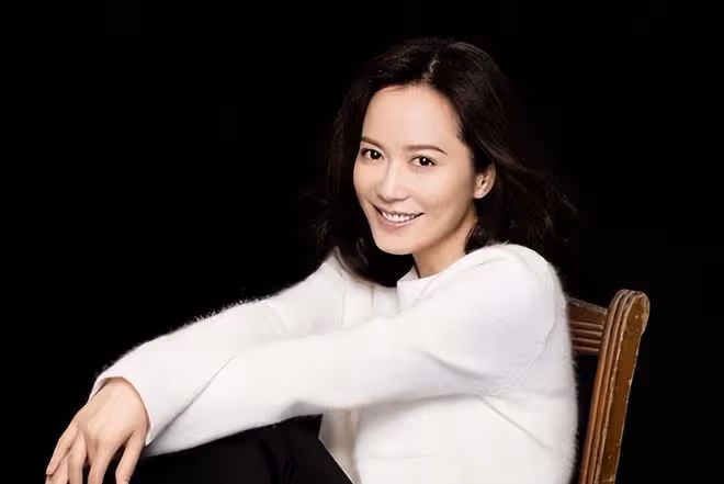51歲俞飛鴻:沒結婚,但一直有固定伴侶,感謝竇文濤陪了我近20年