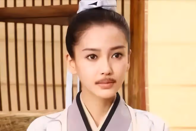 把假睫毛卸了，口紅擦了，胸勒平了，才算是不糊弄觀眾的女扮男裝