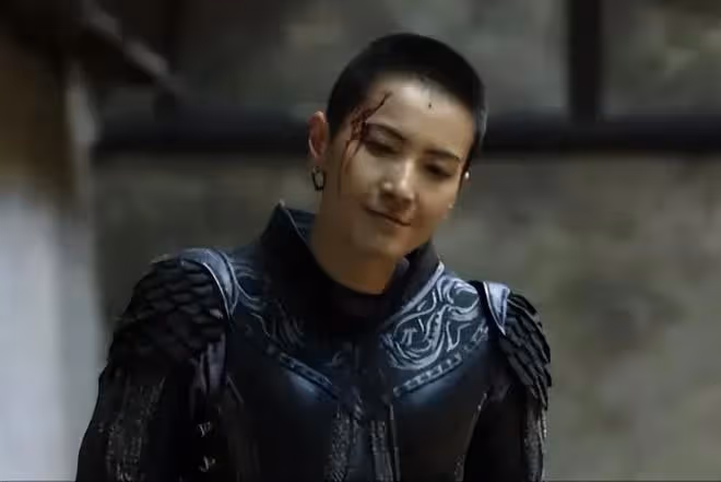 把假睫毛卸了,口紅擦了,胸勒平了,才算是不糊弄觀眾的女扮男裝