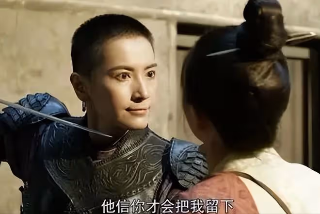 把假睫毛卸了,口紅擦了,胸勒平了,才算是不糊弄觀眾的女扮男裝