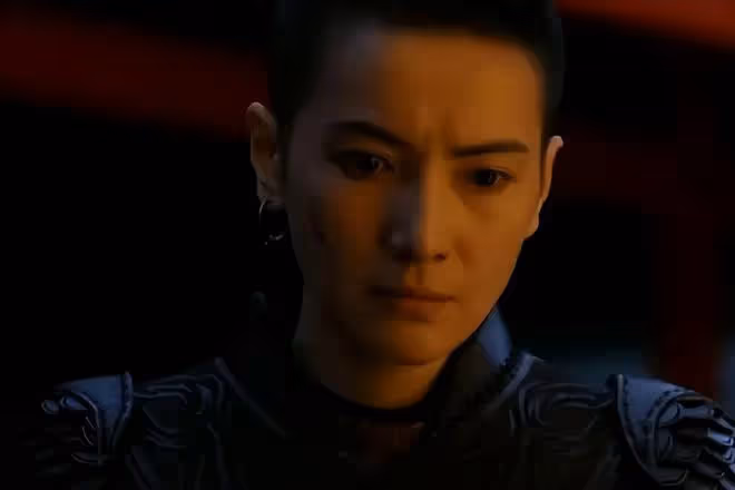 把假睫毛卸了,口紅擦了,胸勒平了,才算是不糊弄觀眾的女扮男裝