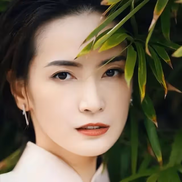 把假睫毛卸了,口紅擦了,胸勒平了,才算是不糊弄觀眾的女扮男裝