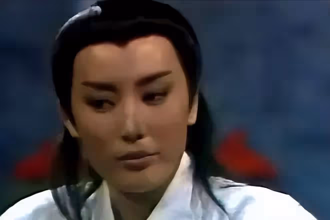把假睫毛卸了,口紅擦了,胸勒平了,才算是不糊弄觀眾的女扮男裝