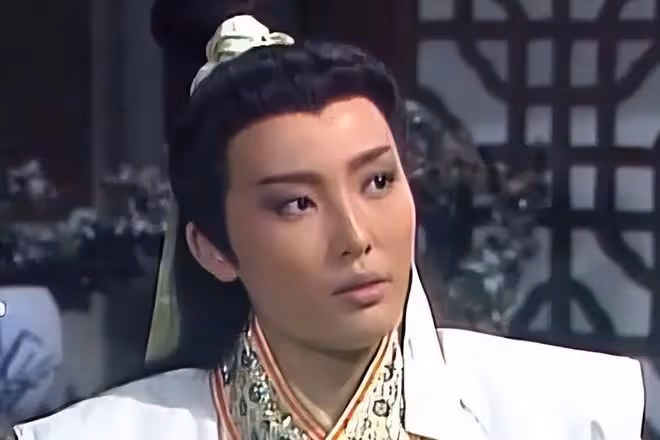 把假睫毛卸了,口紅擦了,胸勒平了,才算是不糊弄觀眾的女扮男裝
