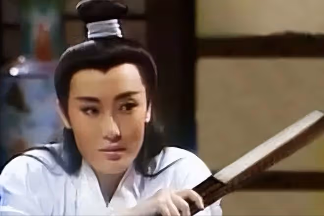 把假睫毛卸了,口紅擦了,胸勒平了,才算是不糊弄觀眾的女扮男裝