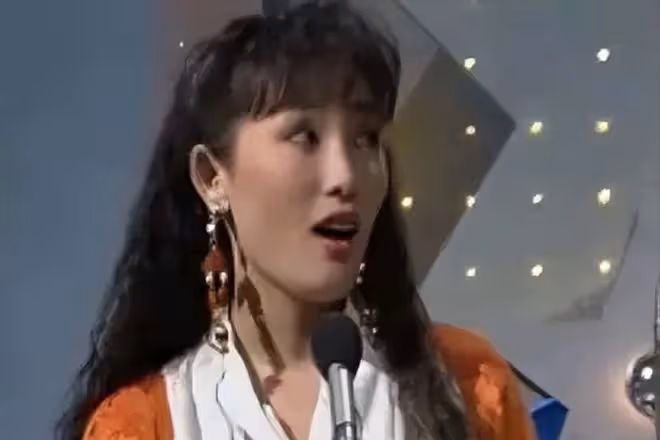 把假睫毛卸了,口紅擦了,胸勒平了,才算是不糊弄觀眾的女扮男裝