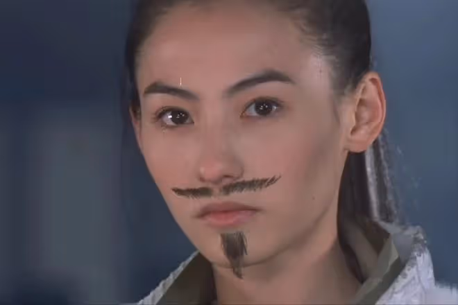 把假睫毛卸了,口紅擦了,胸勒平了,才算是不糊弄觀眾的女扮男裝