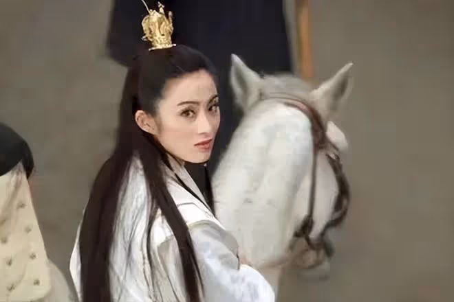 把假睫毛卸了,口紅擦了,胸勒平了,才算是不糊弄觀眾的女扮男裝