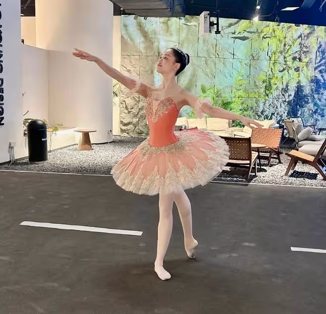 劉鑾雄舊愛呂麗君近照曝光,46歲氣質優雅高貴,坐擁50億很幸福