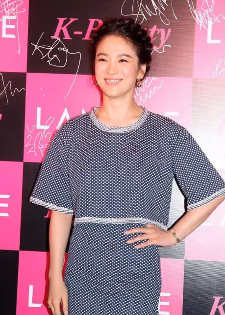 宋慧喬早該盤發了，穿格紋短裙套裝走貴婦風，39歲完全沒有蒼老感