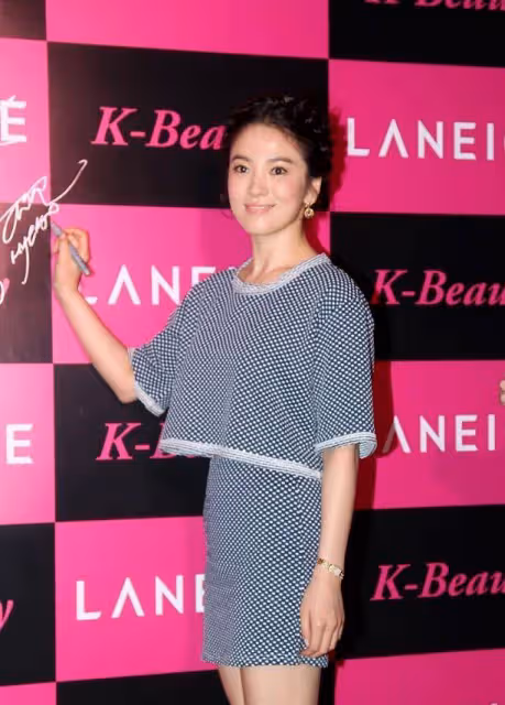 宋慧喬早該盤發了，穿格紋短裙套裝走貴婦風，39歲完全沒有蒼老感