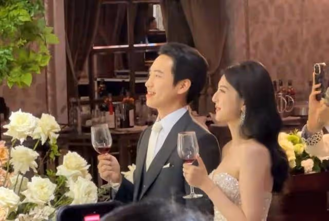王力宏現身朋友婚禮,與陶喆一起賣力演唱,摟抱親臉顯親近