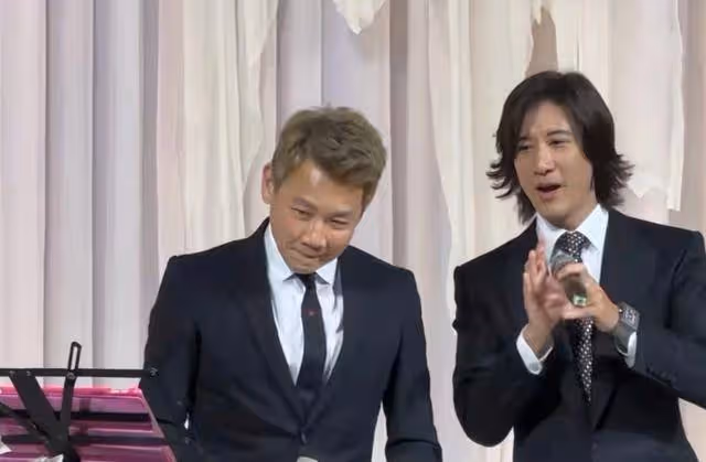 王力宏現身朋友婚禮,與陶喆一起賣力演唱,摟抱親臉顯親近