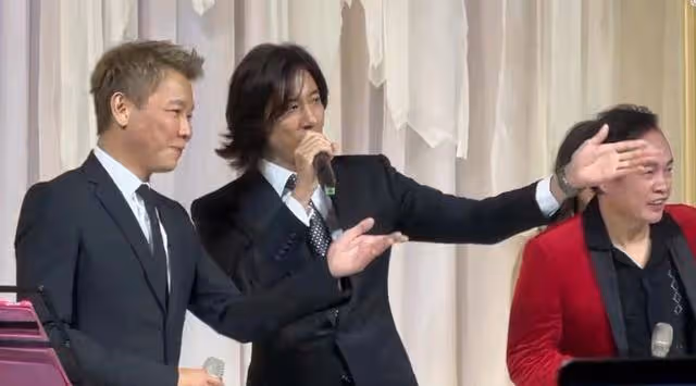 王力宏現身朋友婚禮,與陶喆一起賣力演唱,摟抱親臉顯親近